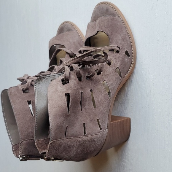 Vince Camuto Gray Taupe Suede Peep Toe Lace Up Tressa Booties 8.5 Wide Like New - Picture 4 of 10